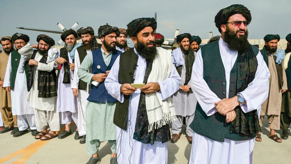 Các thành viên Taliban có mặt tại sân bay Kabul ngày Mỹ rút hoàn toàn khỏi Afghanistan. Ảnh: AP