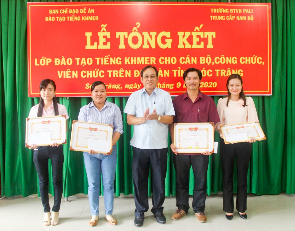 Xây dựng và phát triển đội ngũ cán bộ người dân tộc thiểu số ở Tây Nam bộ <br> Bài cuối: Lượng hóa chính sách phù hợp Trao giấy chứng nhận cho cán bộ, công chức, viên chức tỉnh Sóc Trăng hoàn thành lớp đào tạo tiếng Khmer. Ảnh: Lý Then