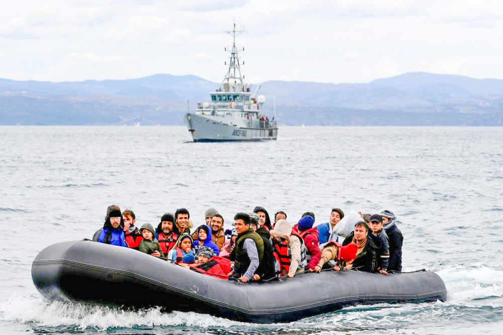 Người nhập cư được giới chức Frontex hộ tống khi cố tìm cách vào châu Âu. Ảnh: AP