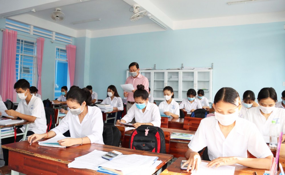 Xây dựng và phát triển đội ngũ cán bộ người dân tộc thiểu số ở Tây Nam bộ <br> Bài cuối: Lượng hóa chính sách phù hợp Trường THPT Dân tộc nội trú Huỳnh Cương, tỉnh Sóc Trăng, là nơi tạo nguồn cán bộ Khmer cho tỉnh. Ảnh: Lý Then