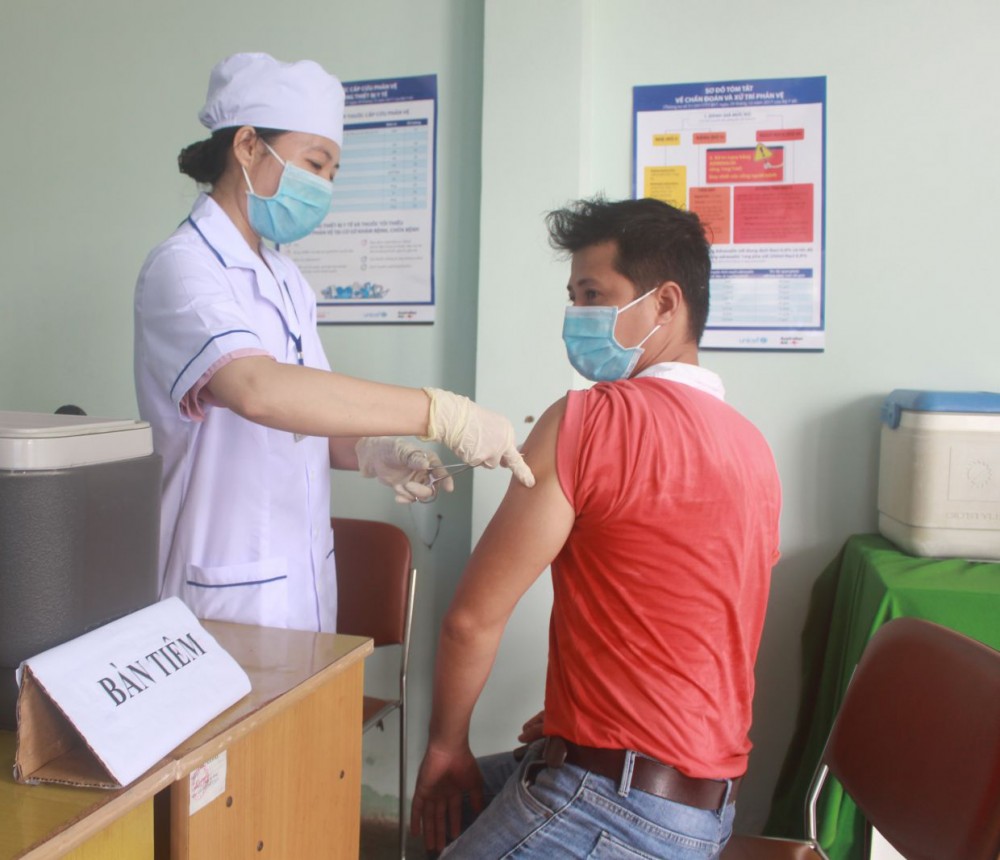 Công nhân của Công ty TNHH Kwong Lung Meko được tiêm vaccine phòng COVID-19.