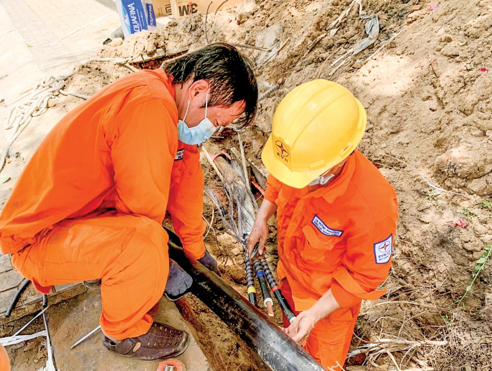 Các công nhân Điện lực Ninh Kiều, thuộc PC Cần Thơ sửa chữa sự cố cáp ngầm trên địa bàn quản lý trong thời điểm thành phố thực hiện giãn cách xã hội theo Chỉ thị 16/CT-TTg.
