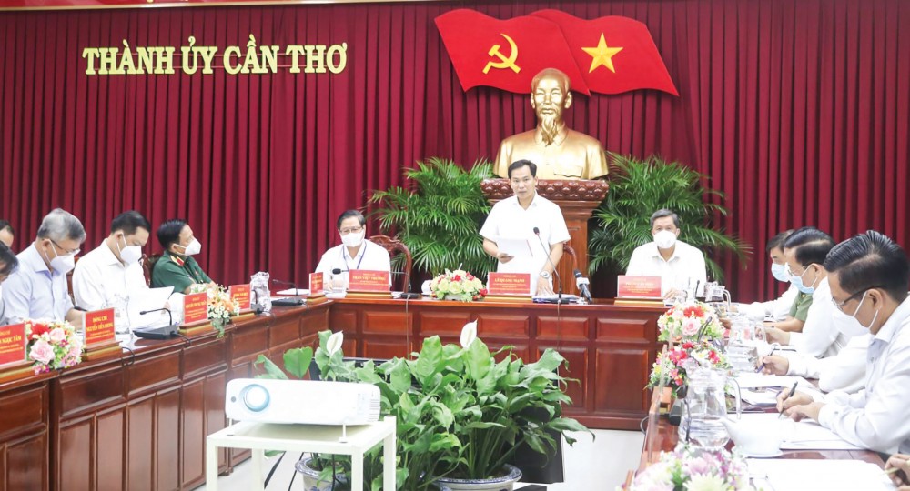 Bí thư Thành ủy Lê Quang Mạnh phát biểu kết luận cuộc họp.