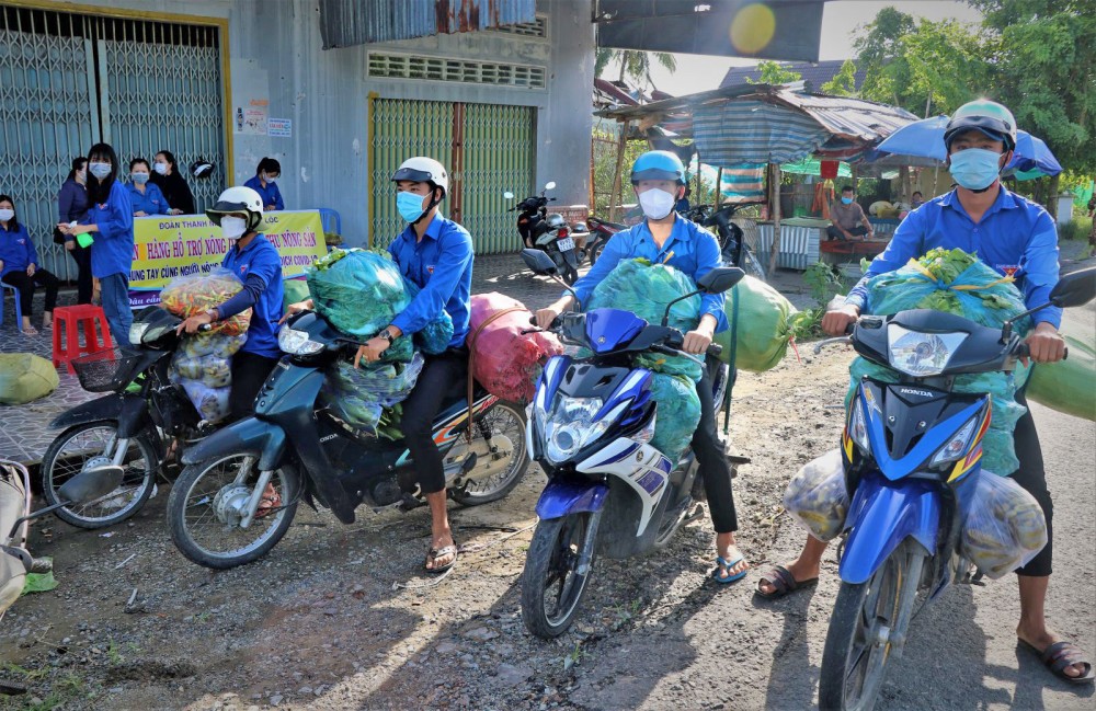 Đi chợ, bán nông sản giúp dân Các thành viên Xã đoàn Khánh Lộc tiêu thụ nông sản giúp nông dân.