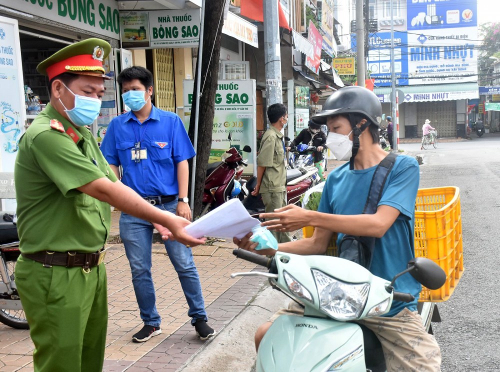 Công an phường An Hòa kiểm tra việc chấp hành Chỉ thị số 16/CT-TTg của Thủ tướng Chính phủ đối với người tham gia giao thông trên đường Trần Việt Châu.