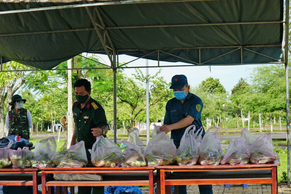  Lực lượng vũ trang TP Cần Thơ chuẩn bị quà tặng cho người dân bị ảnh hưởng dịch COVID-19 ở quận Ô Môn. Ảnh: PHẠM TRUNG