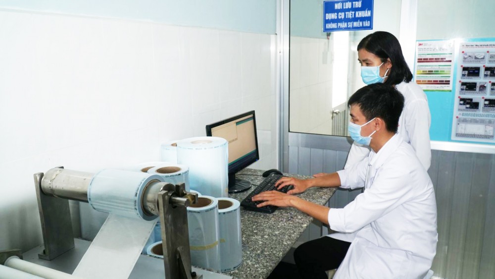  Sinh viên Trường Đại học Y Dược Cần Thơ thực hành nghiên cứu tại bệnh viện của trường. Ảnh: B.NG 
