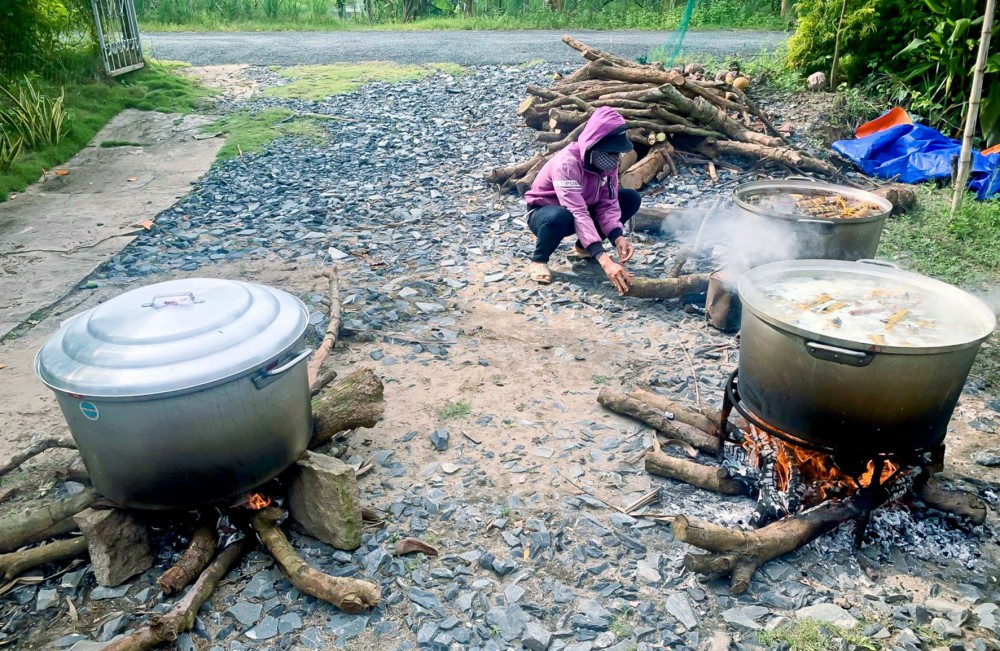 Nồi bánh tét đỏ lửa yêu thương từ tấm lòng của nhóm bạn thiện nguyện ở Cần Thơ.