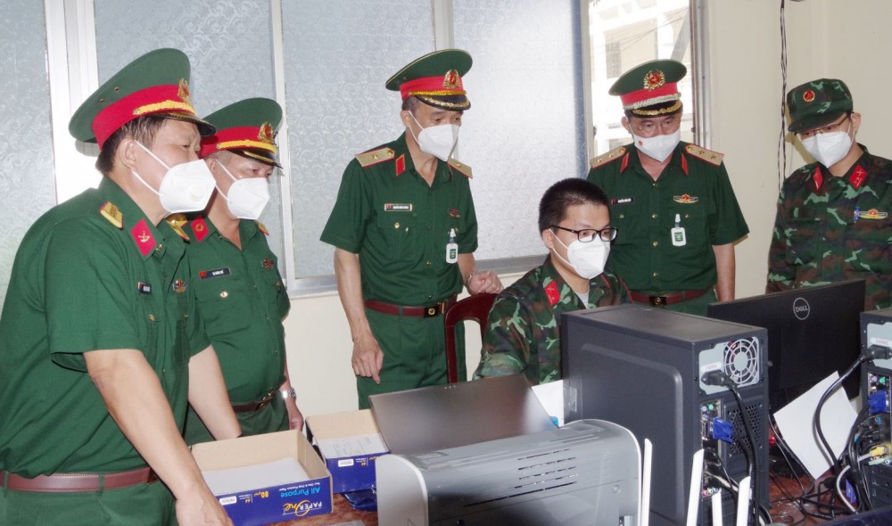 Lãnh đạo Tổng cục Hậu cần, Bộ Tư lệnh Quân khu, UBND TP Cần Thơ kiểm tra nơi làm việc của Bệnh viện dã chiến truyền nhiễm số 6B.