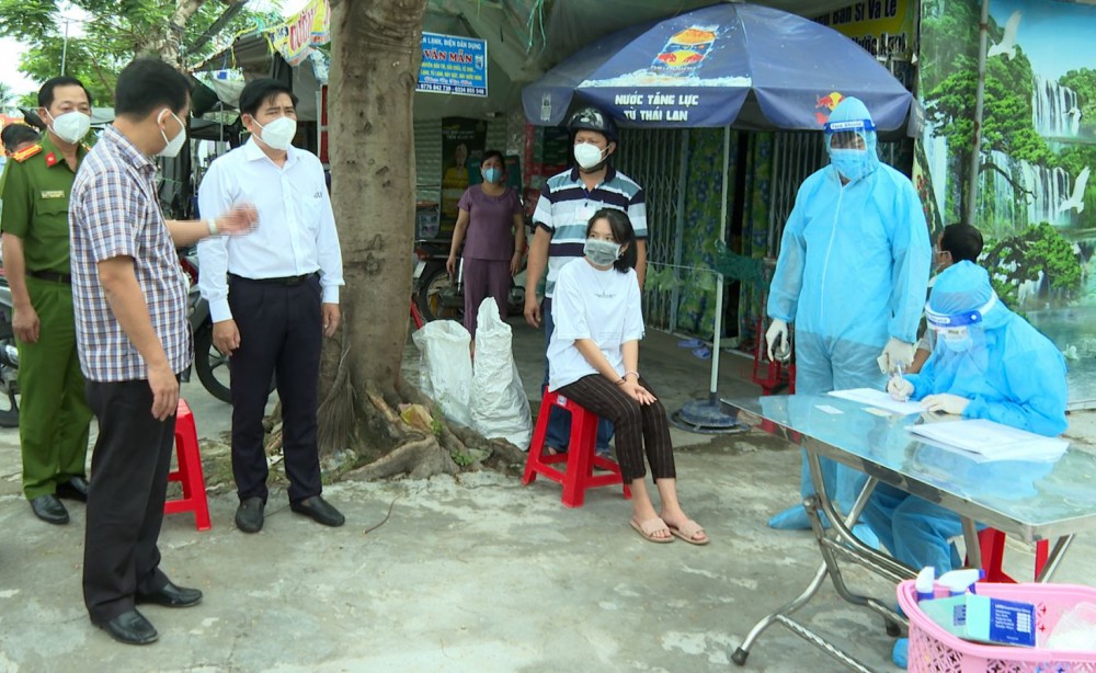 Bí thư Thành ủy Lê Quang Mạnh (hàng đầu, bên trái) kiểm tra lấy mẫu xét nghiệm cộng đồng. Ảnh: CTV