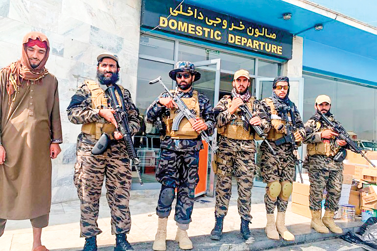 Các tay súng Taliban kiểm soát nhà ga sân bay Kabul. Ảnh: AP