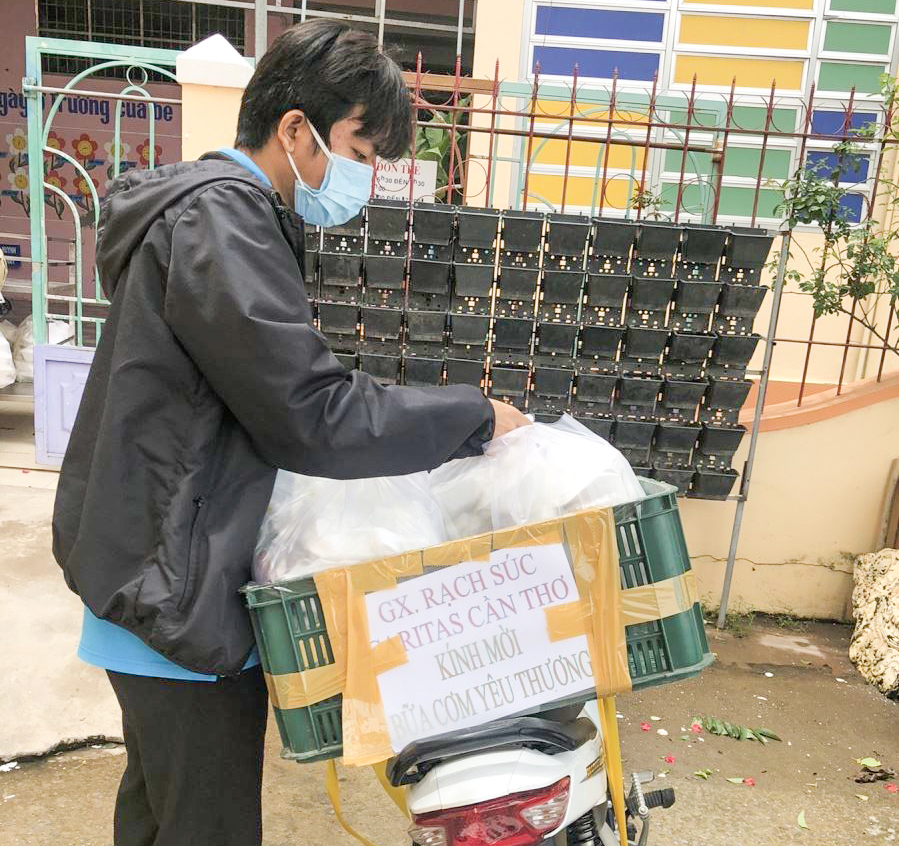 Giáo xứ Rạch Súc, quận Bình Thủy chuẩn bị các suất ăn, mang tặng người dân hoàn cảnh khó khăn bị ảnh hưởng bởi dịch COVID-19. Ảnh: Ủy ban Đoàn kết Công giáo Việt Nam TP Cần Thơ cung cấp.