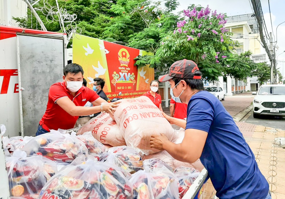Cán bộ Mặt trận quận Ninh Kiều tiếp nhận và phân phối hàng hóa để Mặt trận các phường hỗ trợ người dân.