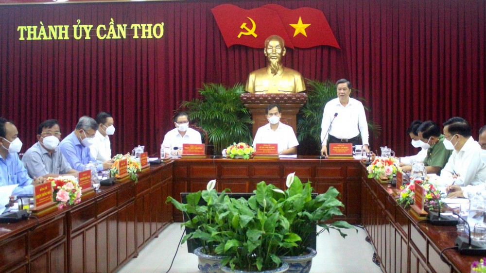 Đồng chí Phạm Văn Hiểu, Phó Bí thư Thường trực Thành ủy, Chủ tịch HĐND thành phố, phát biểu đề dẫn tại hội nghị.
