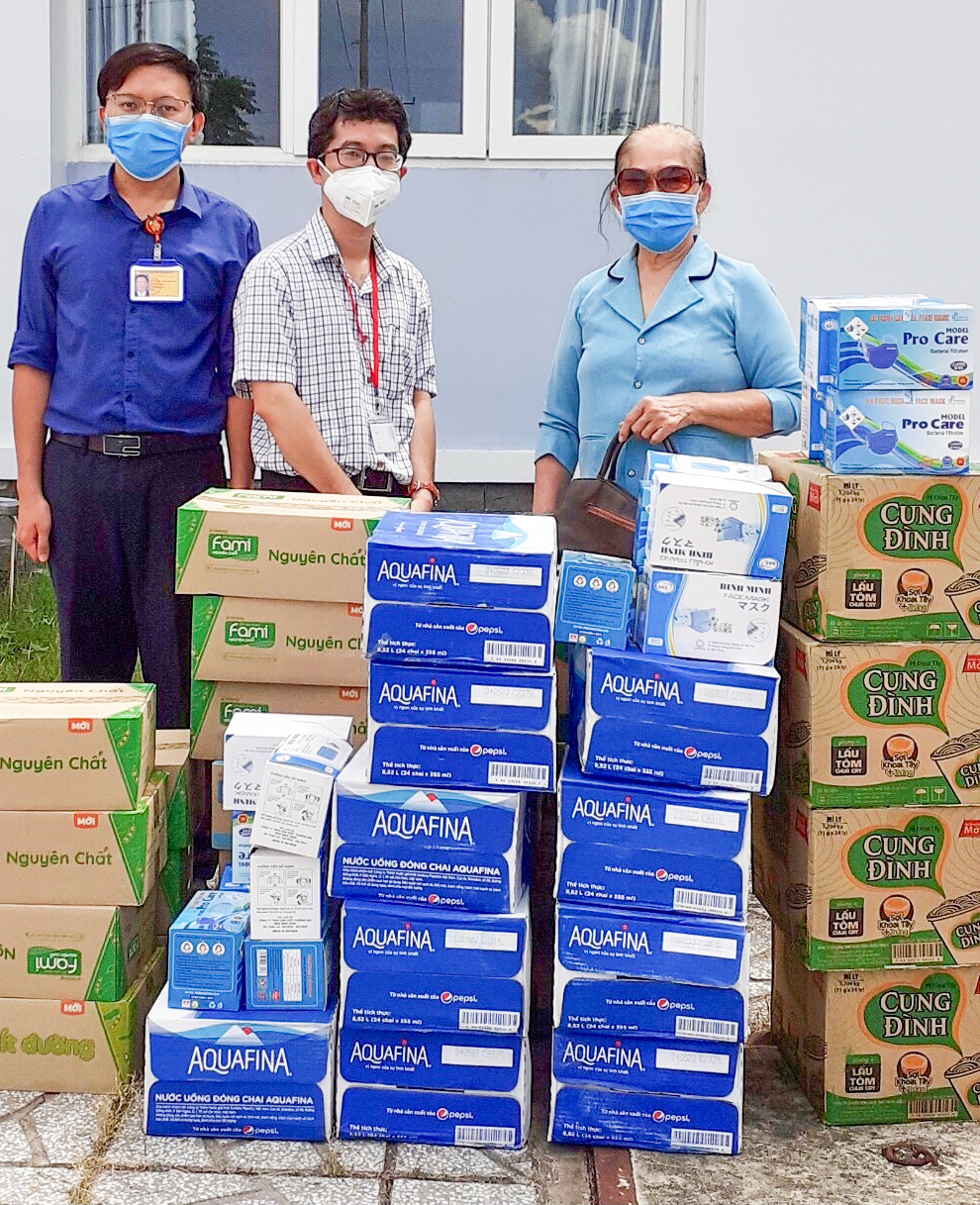 Ban Đại diện Phật giáo Hòa Hảo thành phố (bìa phải) tặng quà Bệnh viện dã chiến số 1. Ảnh: CTV