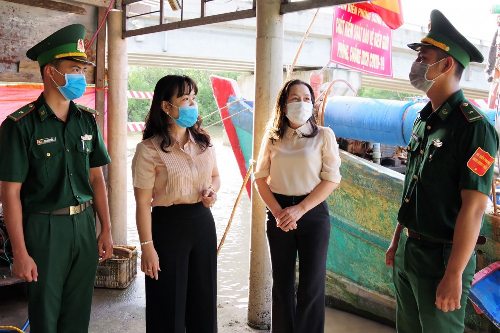 Lãnh đạo Hội LHPN tỉnh Cà Mau thăm, động viên cán bộ, chiến sĩ làm nhiệm vụ phòng, chống dịch trên địa bàn Đồn BP Sông Đốc.