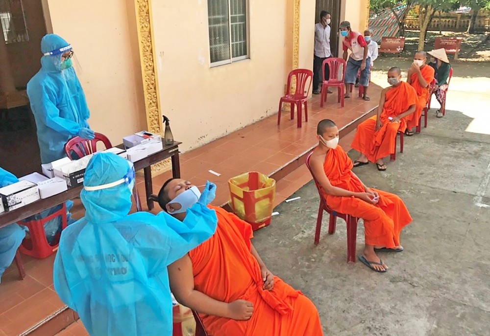 Nâng cao ý thức chấp hành pháp luật của đồng bào Khmer Đồng bào Khmer ở thị trấn Cờ Đỏ tham gia xét nghiệm cộng đồng. Ảnh: CTV