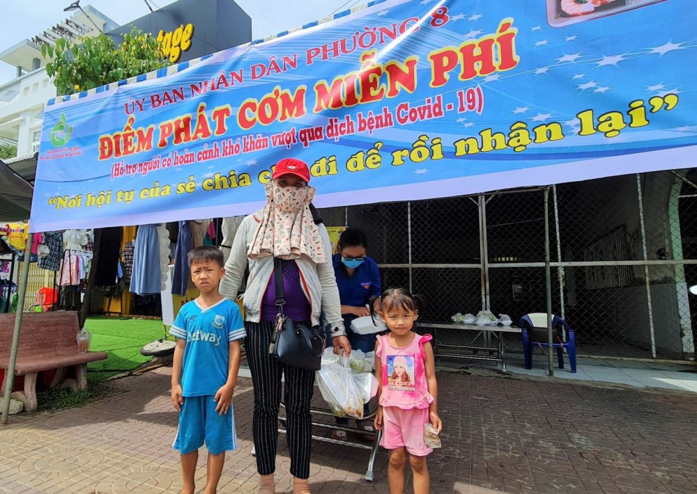 Lan tỏa những mô hình trợ giúp hoàn cảnh khó khăn Điểm phát “Cơm 0 đồng” ở Phường 8, TP Cà Mau.
