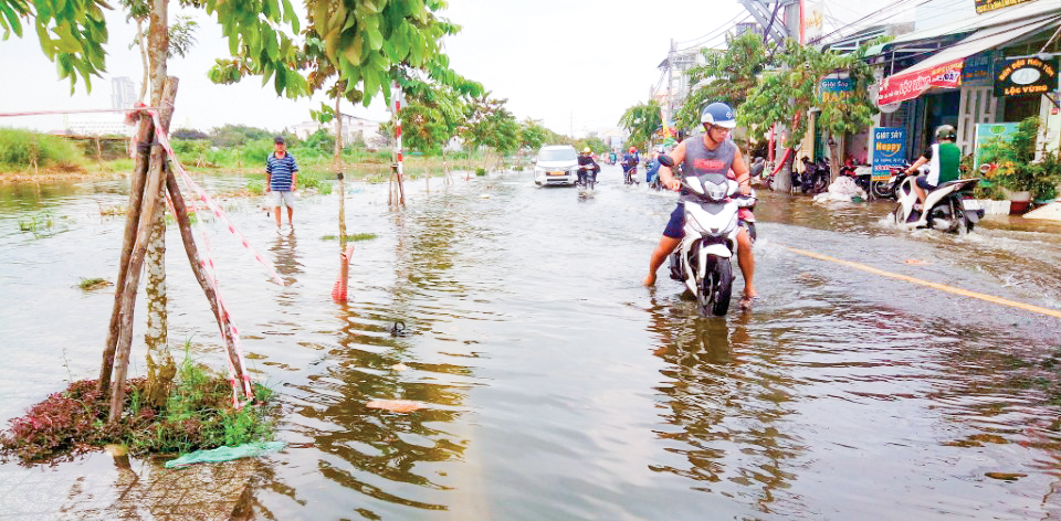 Đường giao thông khu vực Hồ Bún Xáng (phường An Khánh, quận Ninh Kiều) hằng năm bị ngập sâu do triều cường.