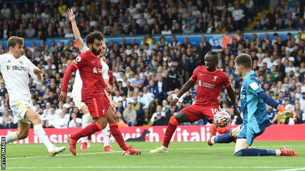Trong 100 bàn thắng của Salah (thứ hai từ trái sang), có 98 bàn được thực hiện trong màu áo Liverpool và 2 bàn còn lại cho đội bóng cũ Chelsea. Ảnh: BBC
