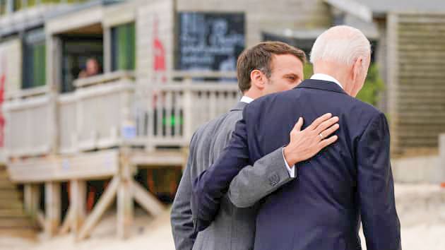 Tổng thống Pháp Emmanuel Macron (trái) và Tổng thống Mỹ Joe Biden tỏ ra thân tình bên lề Hội nghị thượng đỉnh G7 tại Anh hồi tháng 6-2021. Ảnh: Reuters