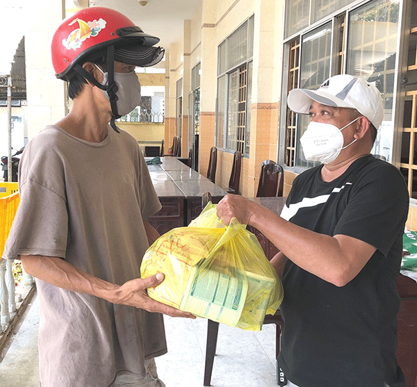 Nghĩa tình với quê nhà