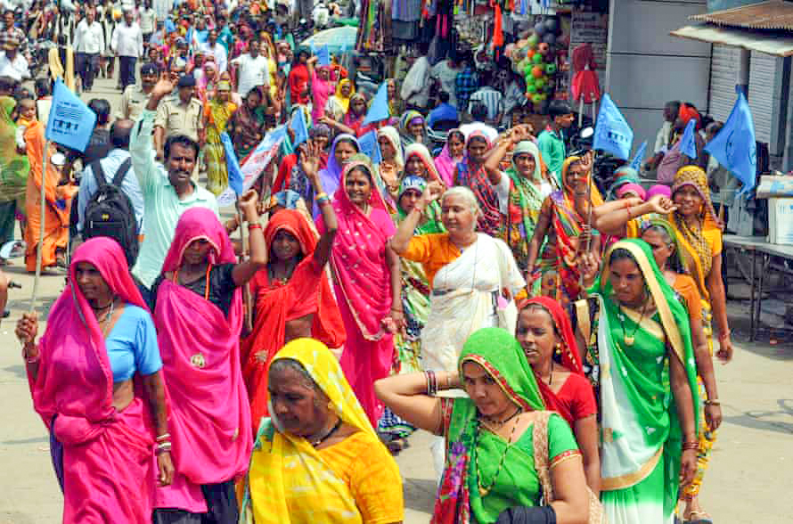 Phụ nữ tuần hành phản đối rượu ở bang Madhya Pradesh, Ấn Độ. Ảnh: Guardian