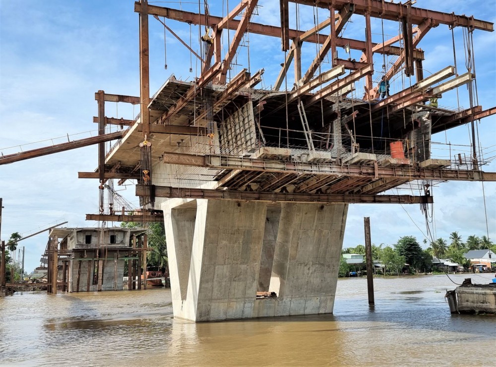 Thi công đúc hẫng nhịp giữa cầu Vàm Xáng.