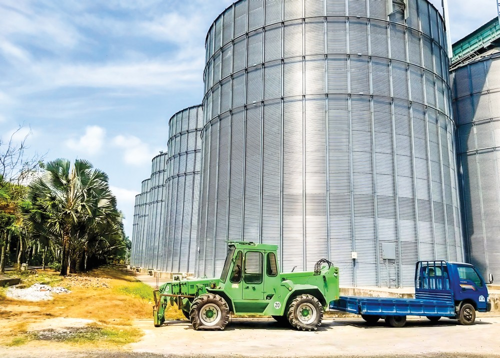 Ngân hàng tích cực hỗ trợ doanh nghiệp tháo gỡ khó khăn về vốn Các si lô dự trữ lúa gạo của Công ty CP Nông nghiệp công nghệ cao Trung An.