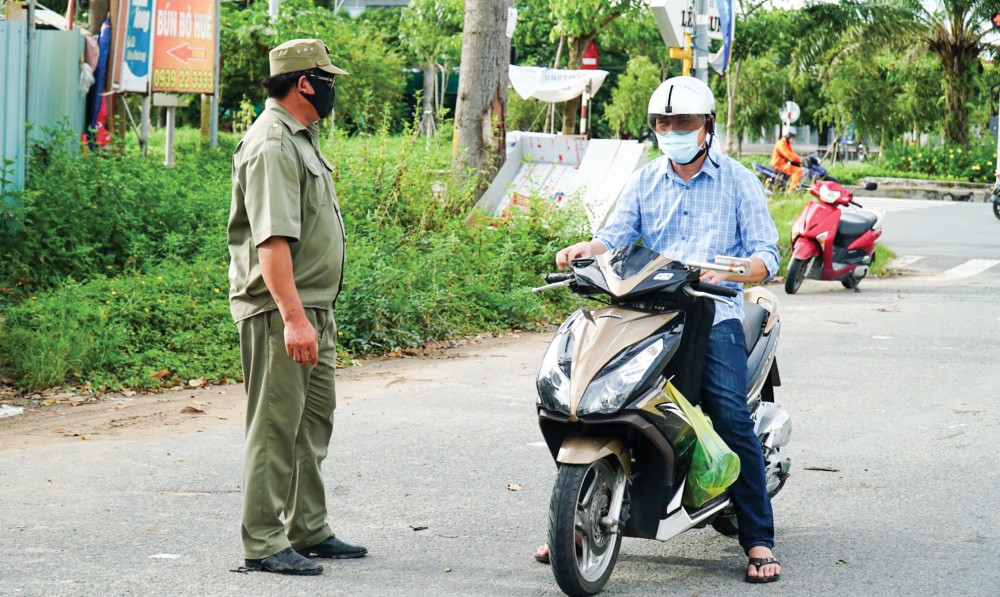 Cán bộ, đảng viên phường Hưng Thạnh, quận Cái Răng, tham gia các chốt kiểm soát dịch COVID-19 trên địa bàn phường.