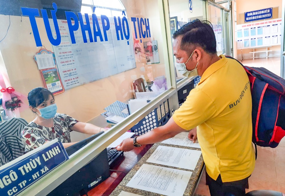 Tiếp nhận, giải quyết hồ sơ hành chính, đảm bảo phòng, chống dịch COVID-19 Người dân làm thủ tục hành chính tại Bộ phận TN&TKQ của UBND xã Thới Hưng, huyện Cờ Đỏ.