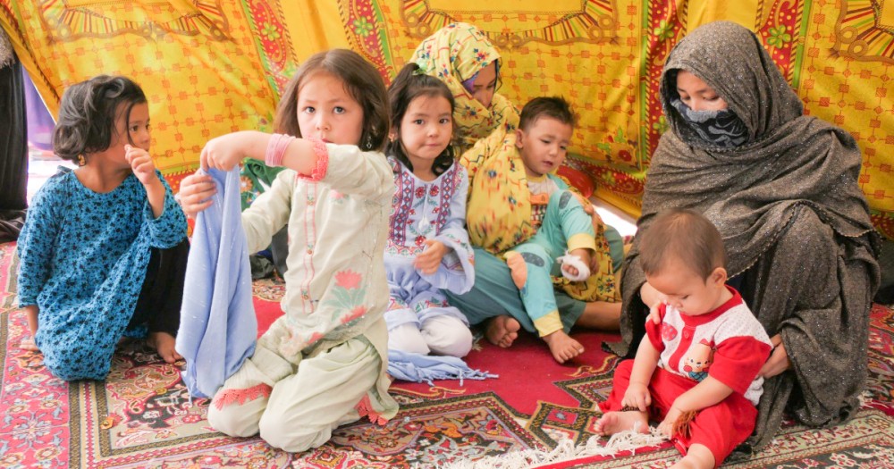 Tương lai bất định của người tị nạn Afghanistan Người tị nạn Afghanistan tại nhà thờ Hồi giáo Rizvia. Ảnh: Al Jazeera