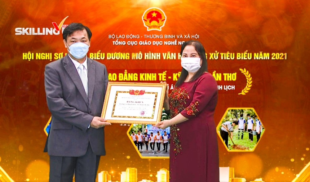 Bà Trần Thị Xuân Mai, Giám đốc Sở LĐ-TB&XH TP Cần Thơ, thừa ủy nhiệm tặng Bằng khen của Bộ LĐ-TB&XH cho đại diện Trường CĐ Kinh tế - Kỹ thuật Cần Thơ, có mô hình văn hóa ứng xử tiêu biểu 2021. Ảnh: CTV