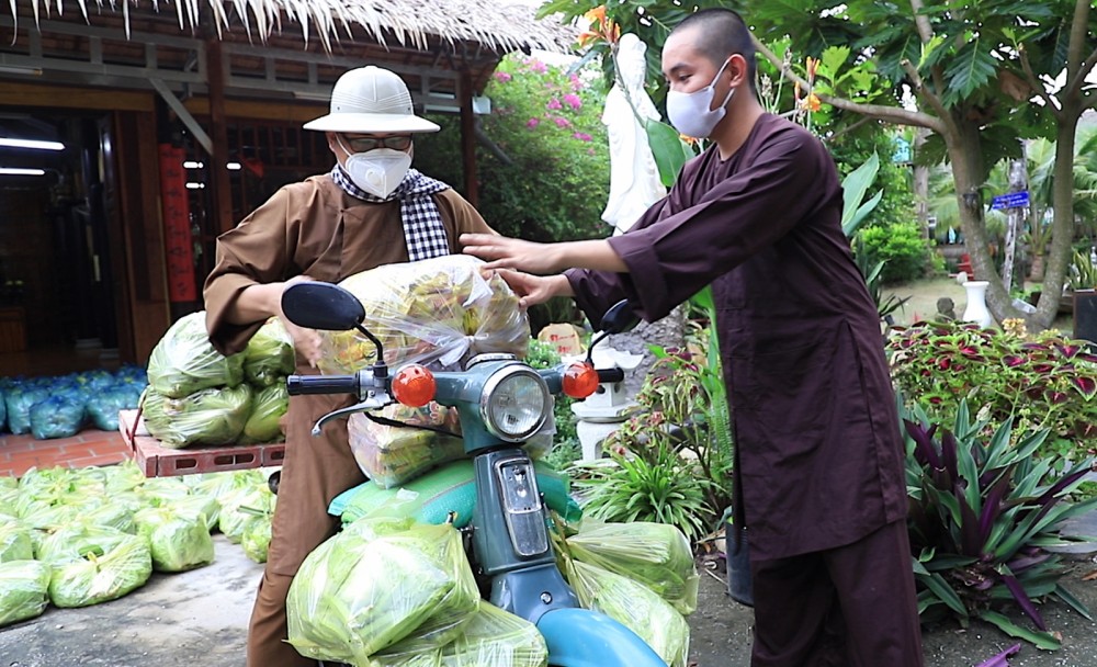 San sẻ yêu thương Đại đức Thích Huệ Minh, Trụ trì chùa Vạn Linh trực tiếp vận chuyển nhu yếu phẩm hỗ trợ người dân khó khăn trên địa bàn.
