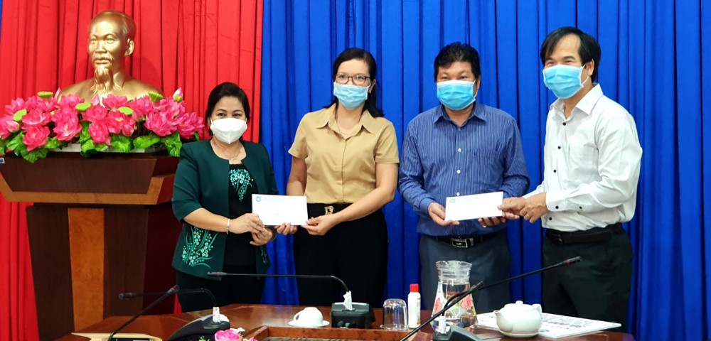 Đại diện Phòng Giáo dục và Đào tạo các quận, huyện nhận học bổng của Tổ chức The Dariu Foundation để trao lại cho học sinh.