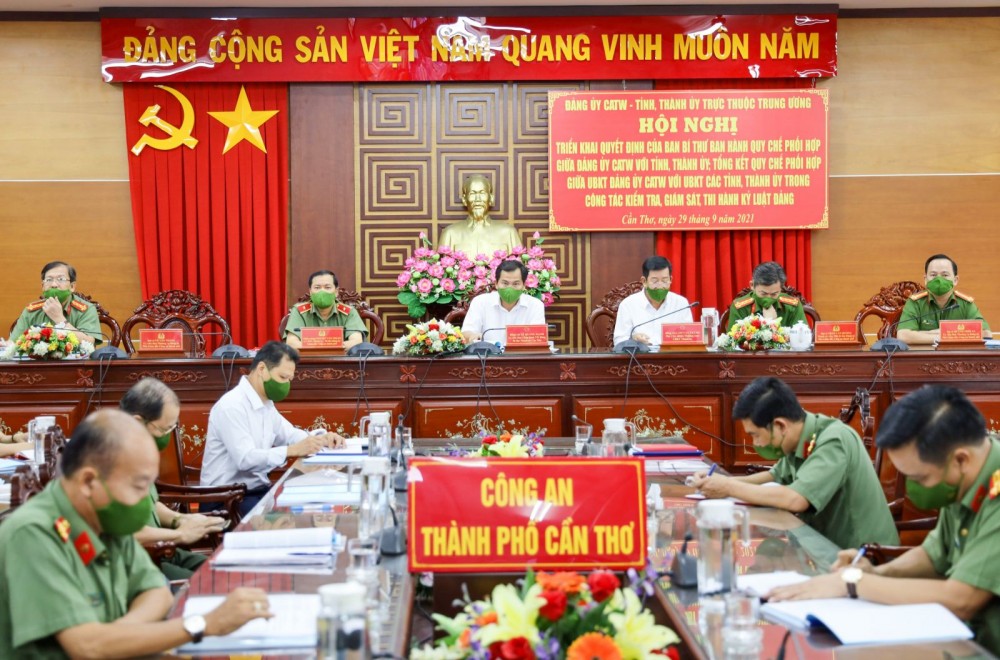 Đồng chí Lê Quang Mạnh cùng các đại biểu dự hội nghị tại điểm cầu của TP Cần Thơ.