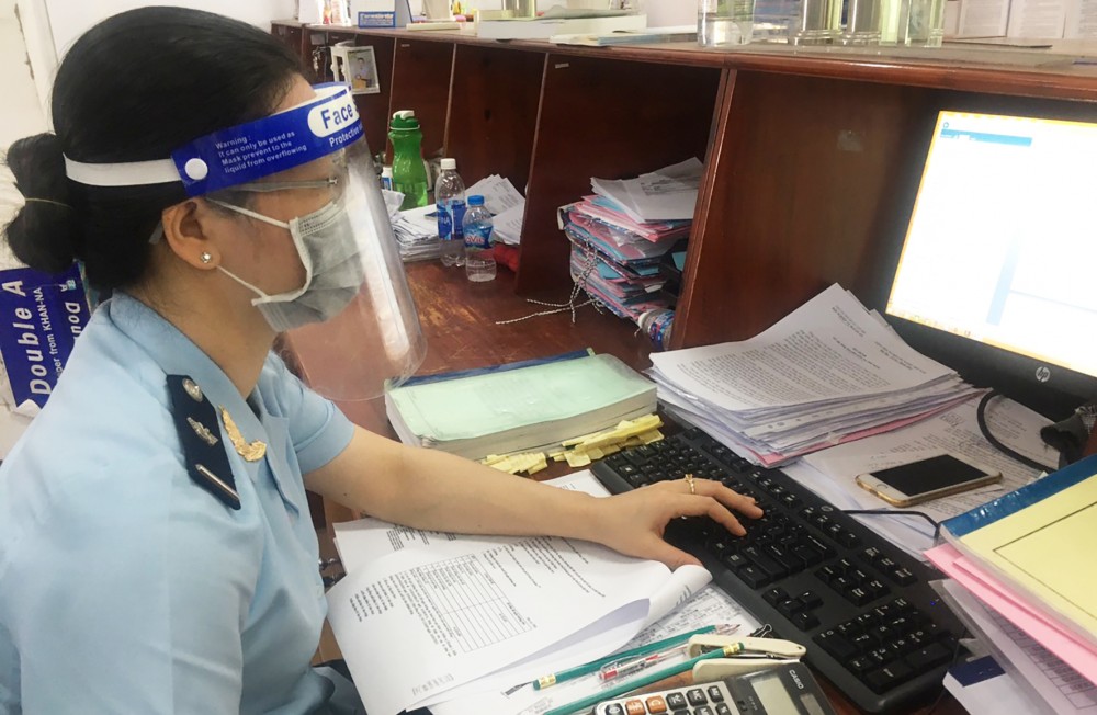 Công chức Chi cục Hải quan Tây Đô, thuộc Cục Hải quan TP Cần Thơ giải quyết thủ tục hải quan cho doanh nghiệp bằng hình thức trực tuyến trong những ngày TP Cần Thơ thực hiện giãn cách xã hội phòng, chống dịch COVID-19.