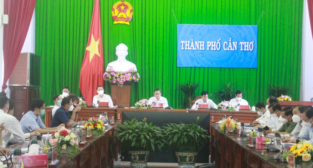 Thường trực UBND thành phố cùng các sở, ngành tham dự cuộc họp tại điểm cầu UBND TP Cần Thơ.