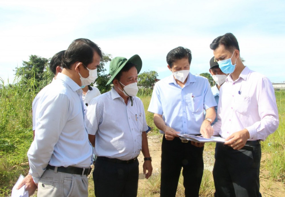 Lãnh đạo quận Ninh Kiều kiểm tra công tác xây dựng cơ bản. Ảnh: NGỌC QUYÊN