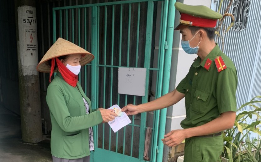 Cảnh sát khu vực trao thẻ CCCD cho người dân ở phường Trà An.