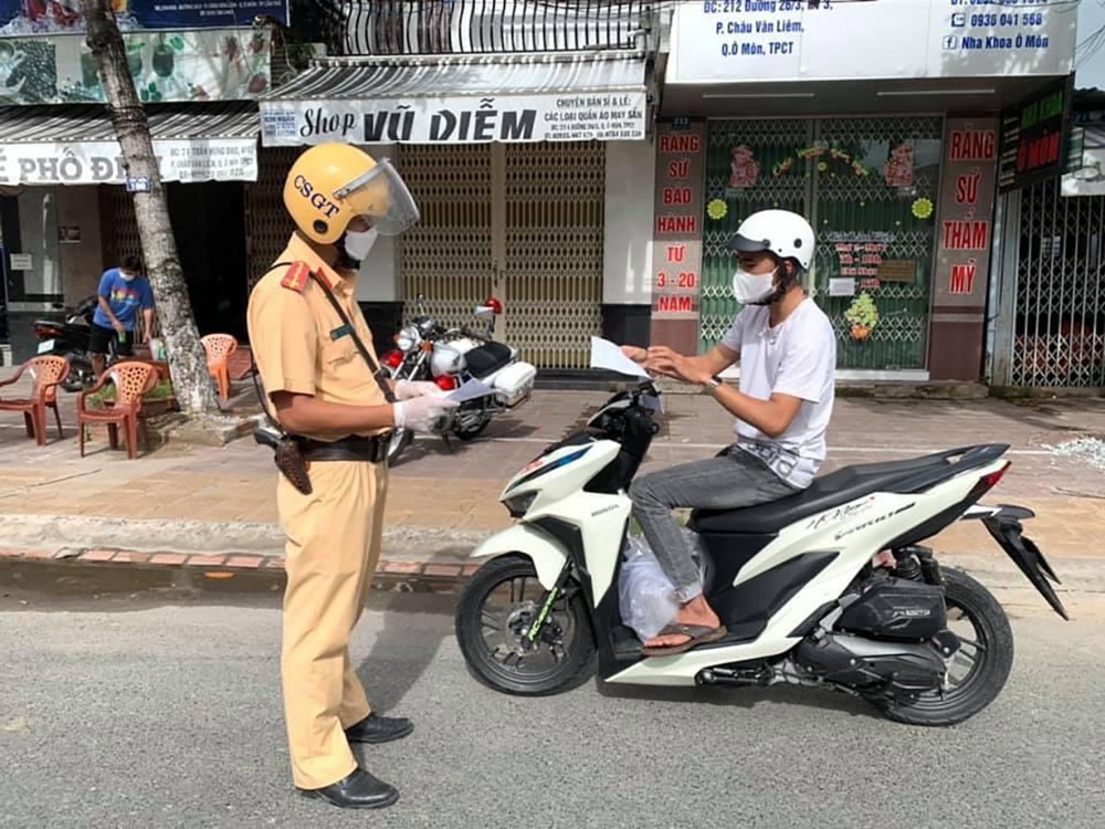 Lực lượng Cảnh sát giao thông, Công an quận Ô Môn, kiểm tra các phương tiện tham gia giao thông.