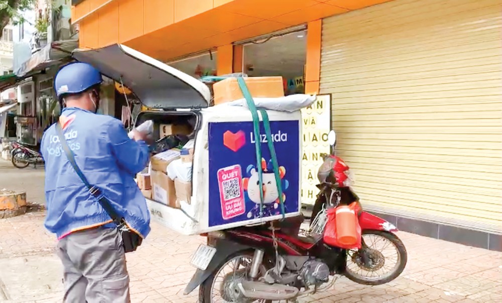 Sôi động mua sắm trên nền tảng thương mại điện tử Hoạt động của nhân viên Lazada tại TP Cần Thơ.