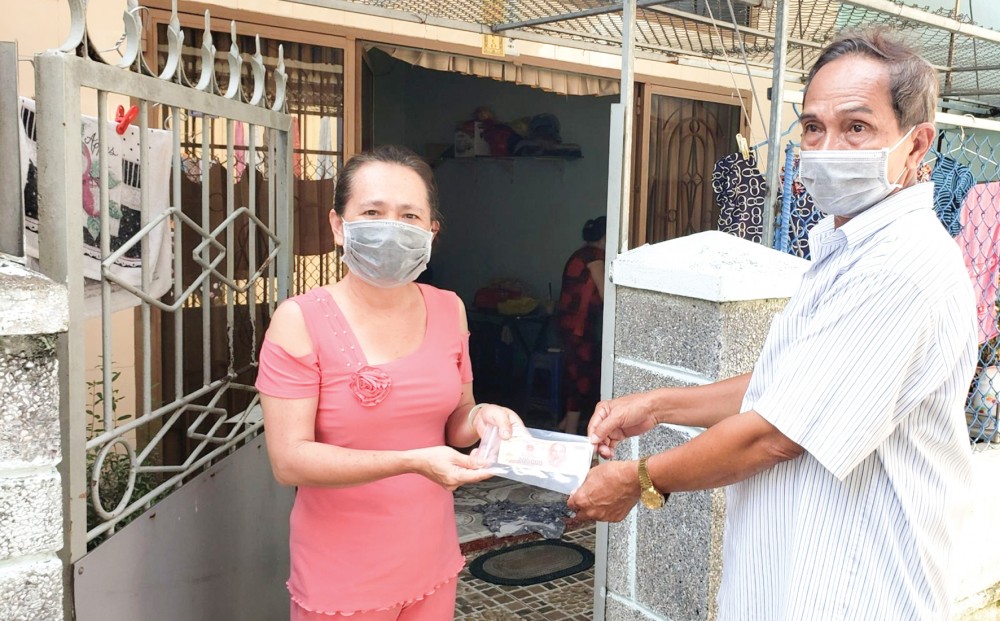 Cô Mã Huệ Phương, ngụ khu vực 1, phường Thới Bình được nhận tiền hỗ trợ tận nhà.