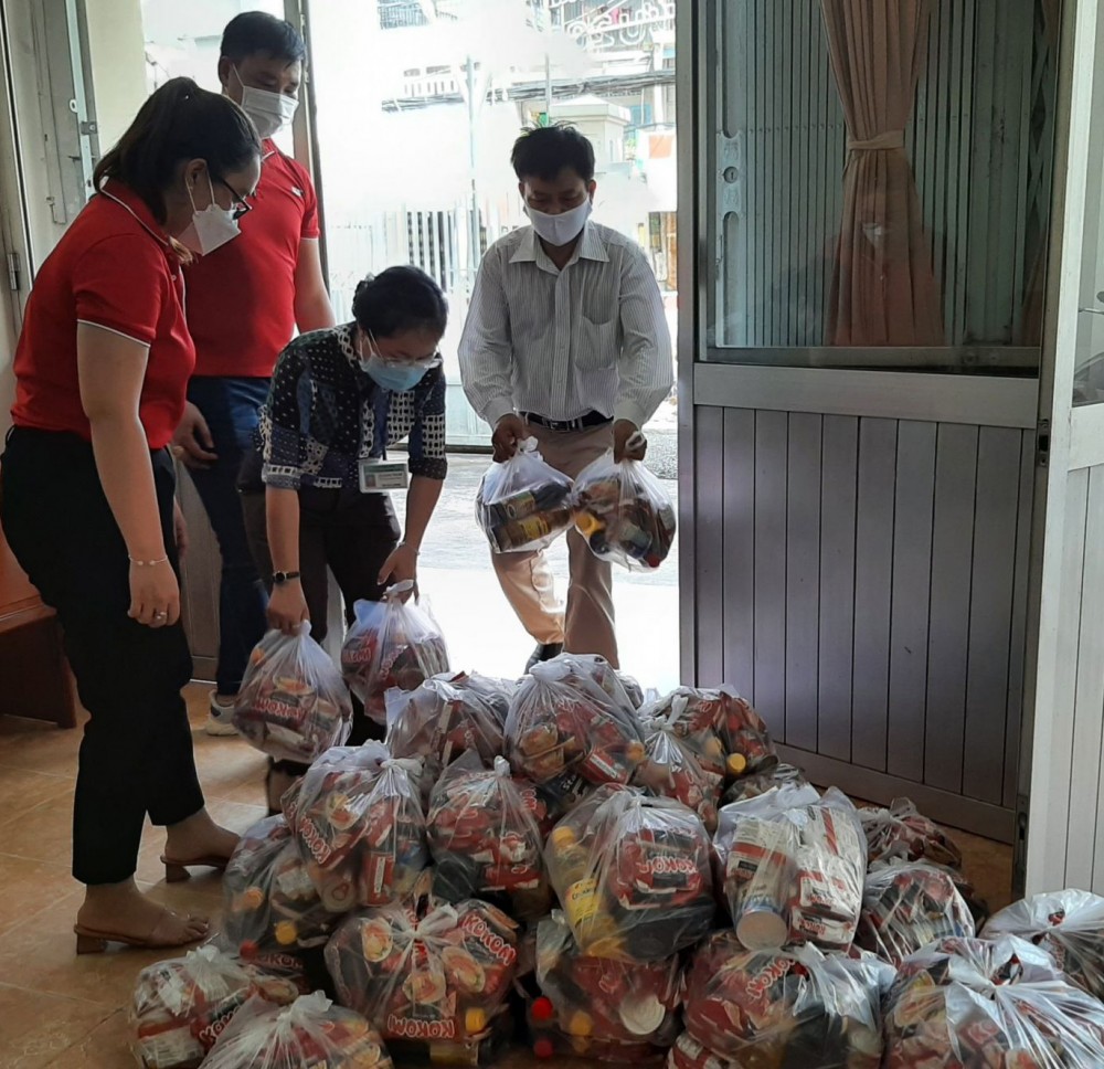 Ban Thường trực Ủy ban MTTQVN quận Ninh Kiều tiếp nhận nhu yếu phẩm từ nhà hảo tâm hỗ trợ phòng, chống dịch COVID-19.