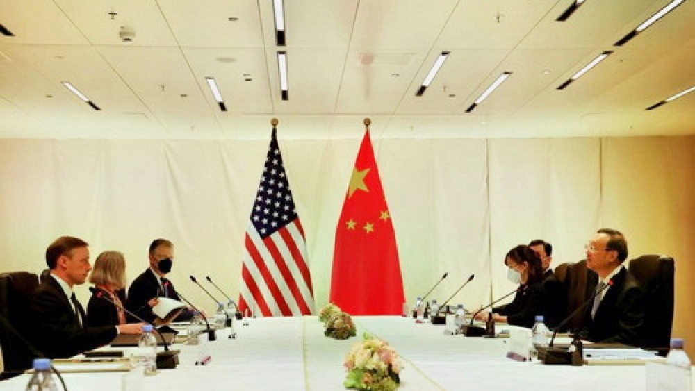 Phái đoàn Mỹ (trái) tại cuộc họp với quan chức Trung Quốc ở Thụy Sĩ. Ảnh: Getty Images