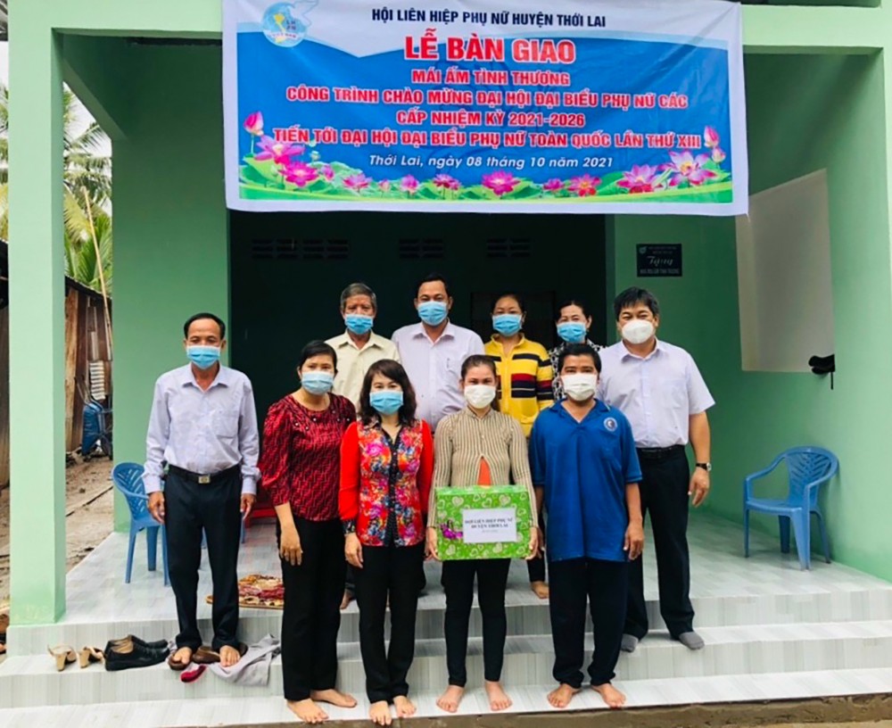 Bà Nguyễn Thị Ngọc Yến, Chủ tịch Hội LHPN huyện Thới Lai cùng đại diện các ban, ngành và địa phương chụp ảnh lưu niệm cùng gia đình bà Định. Ảnh: CTV