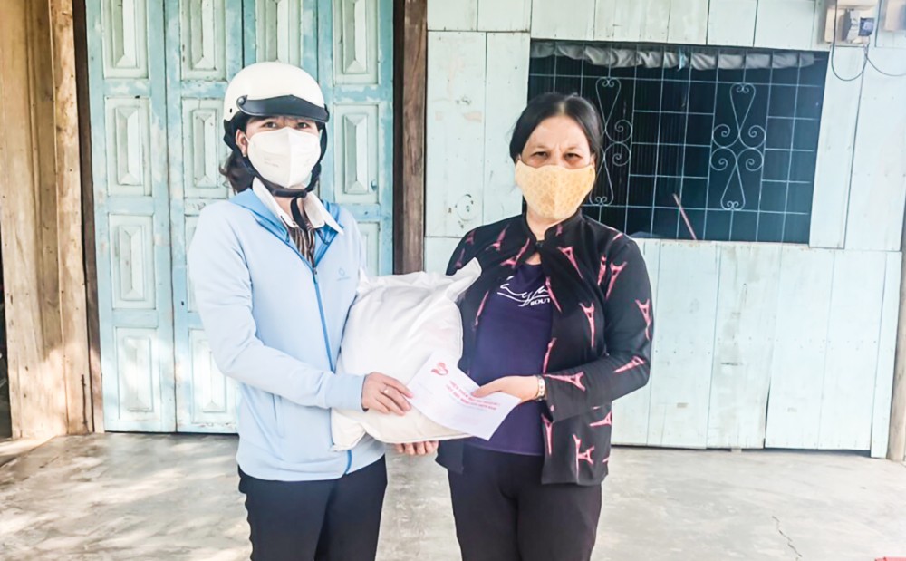 Cán bộ Hội LHPN phường Thuận Hưng, quận Thốt Nốt (bên trái) trao quà cho hội viên hoàn cảnh khó khăn do ảnh hưởng dịch COVID-19. Ảnh: CTV