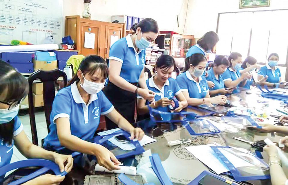Hội LHPN quận Ninh Kiều làm tấm chắn ngăn giọt bắn COVID-19 tặng lực lượng tuyến đầu. Ảnh: CTV