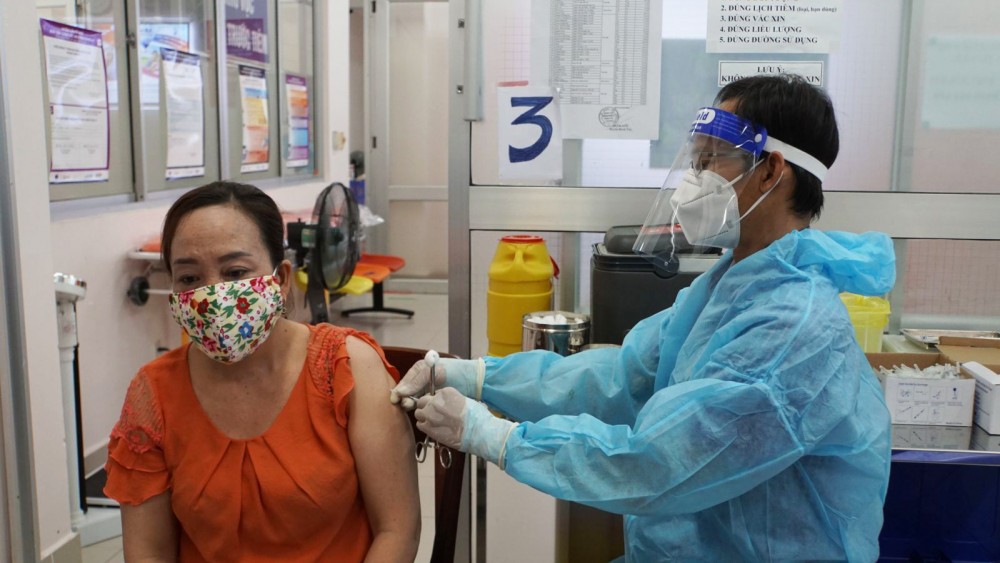 Nhân viên Trung tâm Kiểm soát bệnh tật TP Cần Thơ tiêm ngừa vaccine Vero Cell cho người dân. Ảnh: H.HOA
