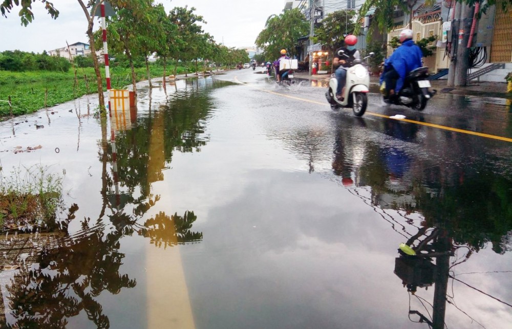 Đường giao thông khu vực Hồ Búng Xáng ở phường An Khánh, quận Ninh Kiều bị ngập do triều cường đầu tháng 10-2021.